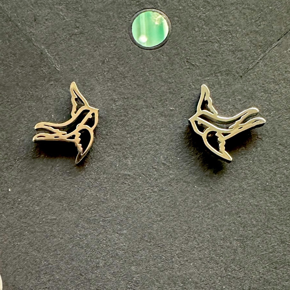 2/$15 🐦 silver coloured sparrow stud earrings